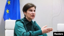 La principal fiscal de Ucrania, Iryna Venediktova, habla durante una entrevista con Reuters luego de una conferencia de prensa sobre investigaciones de presuntos crímenes de guerra, en medio de la invasión rusa de Ucrania, en La Haya, Países Bajos, el 31 de mayo de 2022.