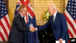El presidente de EEUU, Joe Biden, a la derecha, estrecha la mano del nuevo primer ministro de Australia, Anthony Albanese, en Tokio el 24 de mayo de 2022. Foto AP.