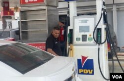 Empleado de estación de servicio en Maracaibo. [Foto: Gustavo Ocando Alex, VOA]