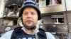 El periodista estadounidense Ruslan Gurzhiy fotografiado enel 12 de mayo de 2022 en Irpin, Ucrania, donde cubre las secuelas de un bombardeo ruso. [Foto: Cortesía de Ruslan Gurzhiy]