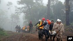 Rescatistas cargan restos de tripulantes de la nave que transportaba a Hilda Hernández, hermana del presidente Juan Orlando Hernández, quien pereció en diciembre de 2017.