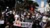 Un trabajador vestido como la muerte participa en una protesta exigiendo mejores salarios, mejores contratos laborales y pago de bonos, en Caracas, Venezuela, 11 de enero de 2023.