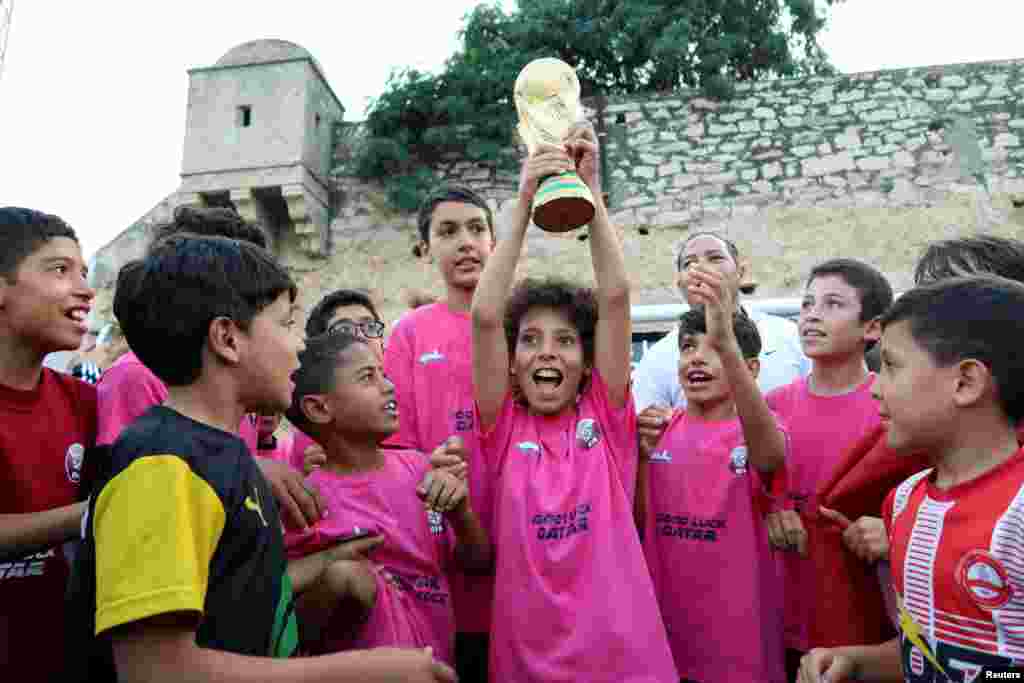 Y si los grandes sueñan con levantar una Copa del Mundo ¿por qué los niños no? Antes de que empezara Qatar 2022, en Túnez, un grupo de pequeños celebró y levantó la Copa del Mundo en Nuestro Barrio.