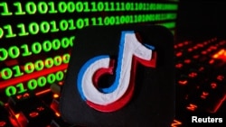 ARCHIVO - Un logotipo de Tik Tok impreso en 3D se muestra en un teclado frente al código binario en esta ilustración tomada el 24 de septiembre de 2021.