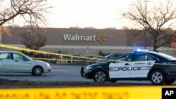 Las fuerzas del orden trabajan en la escena de un tiroteo masivo en un Walmart, el miércoles 23 de noviembre de 2022, en Chesapeake, Virginia. (Foto AP/Alex Brandon)