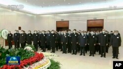 2022年12月5日，中国中央电视台播放的视频截图中，中国国家主席习近平和前任胡锦涛与其他领导人一起向前国家主席江泽民的遗体表示敬意。