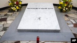 La tumba del papa Benedicto XVI dentro de la Basílica de San Pedro, el domingo 8 de enero de 2023, en el Vaticano. 