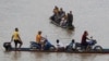 Venezolanos cruzan el río Arauca, la frontera natural entre Venezuela y Colombia, para refugiarse en Arauquita, Colombia, el viernes 26 de marzo de 2021.