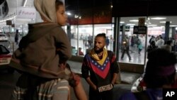 Migrantes venezolanos esperan un autobús que los lleve al norte, en la Terminal de Autobuses del Norte en la Ciudad de México, el jueves 13 de octubre de 2022.