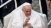 El Papa Francisco saluda el día de una misa para canonizar a dos nuevos santos, Giovanni Battista Scalabrini y Artemide Zatti, en la Plaza de San Pedro, en el Vaticano, el 9 de octubre de 2022. REUTERS/Guglielmo Mangiapane