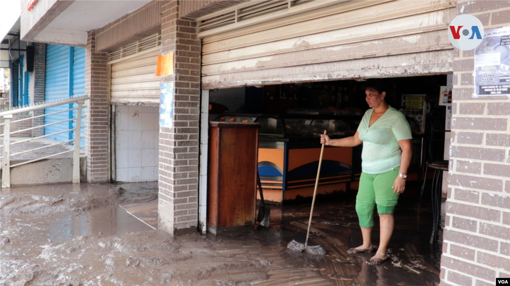María Elena Rodríguez, de 55 años, sacaba el martes 18 de 0ctubre de 2022&nbsp; lodo de una panadería donde trabaja en El Castaño.