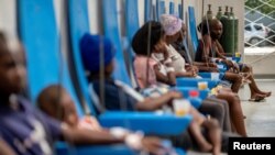 Pacientes reciben tratamiento para el cólera en el Hospital Centro Gheskio apoyado por UNICEF en Puerto Príncipe, el 14 de octubre de 2022.