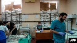 El personal médico atiende a los niños en una habitación protegida por sacos de arena en el Hospital Clínico Infantil Regional de Zaporizhzhia, Ucrania, el 22 de marzo de 2022.