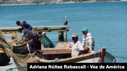 Pescadores de Nueva Esparta, Venezuela, se preparan para la faena