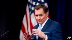 El portavoz del Pentágono, John Kirby, habla durante una sesión informativa en el Pentágono en Washington, el 14 de abril de 2022.