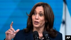 La vicepresidenta Kamala Harris habla sobre la deuda médica desde el South Court Auditorium, en el complejo de la Casa Blanca, en Washington DC, el lunes 11 de abril de 2022.