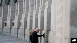 El presidente Joe Biden y la primera dama Jill Biden visitan el Monumento Nacional a la Segunda Guerra Mundial para conmemorar el 80 aniversario del ataque japonés a Pearl Harbor, en Washington DC, el 7 de diciembre de 2021.