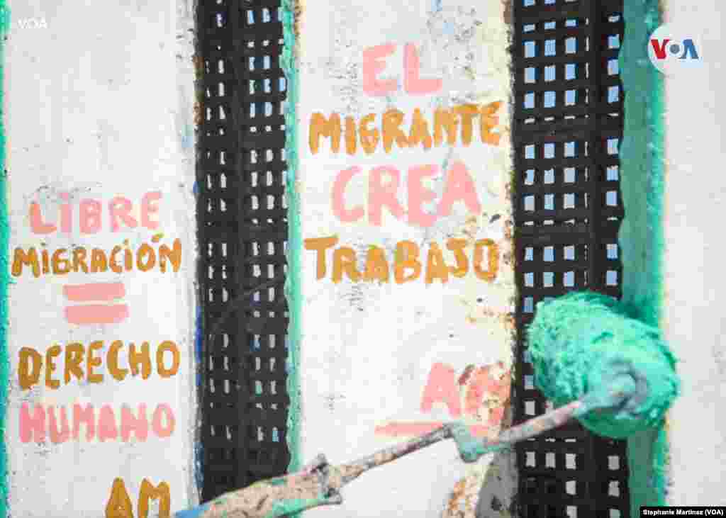 Al mover y limpiar hierbas entre los barrancos y cruces, Chiu se encontraba con migrantes que esperaban a que cayera la noche para cruzar la frontera. Chiu los invitaba a pintar en el muro y todos compartían mientras llegaba el momento de partir. 