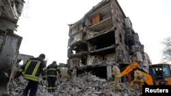 Los rescatistas trabajan en un edificio residencial dañado durante el conflicto entre Ucrania y Rusia en la ciudad portuaria sureña de Mariupol, el 19 de abril de 2022.