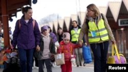 ARCHIVO - Refugiados ucranianos caminan en la plataforma después de llegar en un tren desde Odesa a la estación de tren Przemysl Glowny, luego de huir de la invasión rusa de Ucrania, en Przemysl, Polonia, el 10 de abril de 2022.