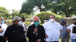 Monseñor Carlos Avilés, con camisa blanca en la foto, confirmó la donación de la sede diplomática de Taiwán a la Iglesia católica en Nicaragua.. Foto archivo VOA