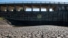 Bajos niveles bajos de agua en el embalse de Canelón Grande, que abastece de agua a la ciudad de Montevideo, en el departamento de Canelones, Uruguay, el 15 de mayo de 2023. 