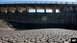 Bajos niveles bajos de agua en el embalse de Canelón Grande, que abastece de agua a la ciudad de Montevideo, en el departamento de Canelones, Uruguay, el 15 de mayo de 2023. 