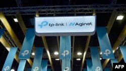 ARCHIVO - Una vista de los logotipos de TP-Link, un fabricante de productos de redes informáticas, y su submarca Aginet, cuyos productos están diseñados para proveedores de servicios de Internet, en el Congreso Mundial de Móviles en Barcelona, ​​España, el 28 de febrero de 2023.