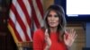 Melania Trump anuncia restauración de muebles en "salón azul"