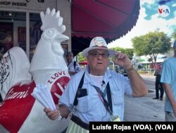 Vestido con sombrero y guayabera, el cubano Francisco Casaña ha pasado más de dos décadas en las calles de la Pequeña Habana de Miami elaborando y vendiendo maní tostado a citadinos y turistas. Foto: Luis F. Rojas, VOA.