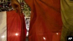 El retrato de Cristian Alex Rojas, de 19 años, quien murió durante enfrentamientos con la policía en Apurímac en diciembre de 2022 se exhibe durante una vigilia organizada por manifestantes antigubernamentales en Lima, el 9 de febrero de 2023.
