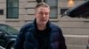 El actor Alec Baldwin sale de su casa en Nueva York, el 31 de enero de 2023.