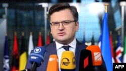 El ministro de Relaciones Exteriores de Ucrania, Dmytro Kuleba, habla con la prensa antes de una reunión de ministros de Relaciones Exteriores de la OTAN en la sede de la OTAN, en Bruselas, el 7 de abril de 2022.