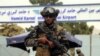 Combatientes de las fuerzas especiales talibanes hacen guardia frente al aeropuerto internacional Hamid Karzai después de la retirada del ejército de EEUU, en Kabul, Afganistán, el 31 de agosto de 2021.