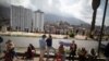 Personas hacen fila junto a una cancha de baloncesto en el barrio 23 de Enero para vacunarse durante una campaña de vacunación COVID-19 en Caracas, el 9 de junio de 2021.