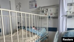 Uno de los niños sobrevivientes de un avión Cessna 206 que se estrelló en la espesa selva en el hospital militar central, en Bogotá, el 10 de junio de 2023.