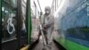 Un empleado fumiga autobuses en Corea del Sur, el país que más casos de coronavirus ha reportado después de China.