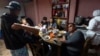 La app que ha sido "una salvación" para entrada legal de migrantes a EEUU podría desaparecer