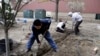 Trabajadores centroamericanos laboran en la Faulkner's Landscaping & Nursery de Manchester, estado de New Hampshire como parte del programa de visado H-2B. [Foto de archivo]