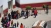 Migrantes de México y Centroamérica que buscan asilo caminan cerca del cruce fronterizo del Puerto de Entrada de San Ysidro con EEUU, en Tijuana, México, el 5 de mayo de 2022.