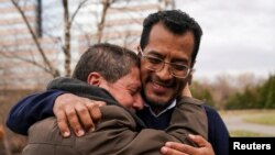 Un simpatizante abraza al ex candidato presidencial nicaragüense Félix Maradiaga tras su llegada a EEUU, el jueves 9 de febrero de 2023.