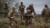 Militares ucranianos de las Fuerzas de Defensa Territorial usan un lanzagranadas antitanque mientras participan en un ejercicio de entrenamiento, en medio de la invasión rusa de Ucrania, en la región de Dnipropetrovsk, Ucrania, el 14 de mayo de 2022.