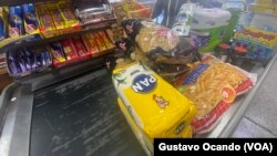 ARCHIVO - Productos de la canasta básica en Venezuela.