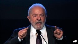El presidente de Brasil, Luiz Inácio Lula da Silva, habla durante la ceremonia de juramento de Tarciana Medeiros, la primera mujer en presidir el Banco do Brasil, uno de los principales bancos públicos del país, en Brasilia, Brasil, el 16 de enero de 2023.