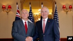 美国副总统彭斯（左）和澳大利亚总理特恩布尔在悉尼舰队司令府握手 （2017年4月22日）