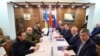 Delegaciones asisten a las conversaciones ruso-ucranianas en el Parque Nacional Belavezhskaya Pushcha, cerca de la frontera entre Polonia y Bielorrusia, al norte de Brest, en Bielorrusia, el lunes 7 de marzo de 2022 [Foto de Maxim Guchek/BelTA Pool vía AP]