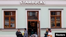 ARCHIVO - Un grupo de personas espera por sus órdenes en una cafetería Starbucks en Moscú, Rusia, el 29 de octubre de 2021. Foto Reuters.