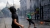 Manifestantes lanzan piedras durante una protesta frente al Congreso mientras los legisladores se preparan para votar una ley para ratificar el acuerdo del gobierno con el Fondo Monetario Internacional, en Buenos Aires, Argentina, el jueves 10 de marzo de 2022.