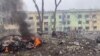 Autos y un edificio de un hospital destruidos por un ataque aéreo en medio de la invasión rusa de Ucrania se ven en Mariupol, Ucrania, en esta imagen de folleto publicada el 9 de marzo de 2022. (Servicio de prensa de la Policía Nacional de Ucrania/Folleto a través de Reuters)