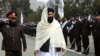 El ministro interino del Interior talibán, Sirajuddin Haqqani, centro, pasa revista a los nuevos reclutas de la policía afgana durante una ceremonia de graduación en la academia de policía en Kabul, Afganistán, el 5 de marzo de 2022.